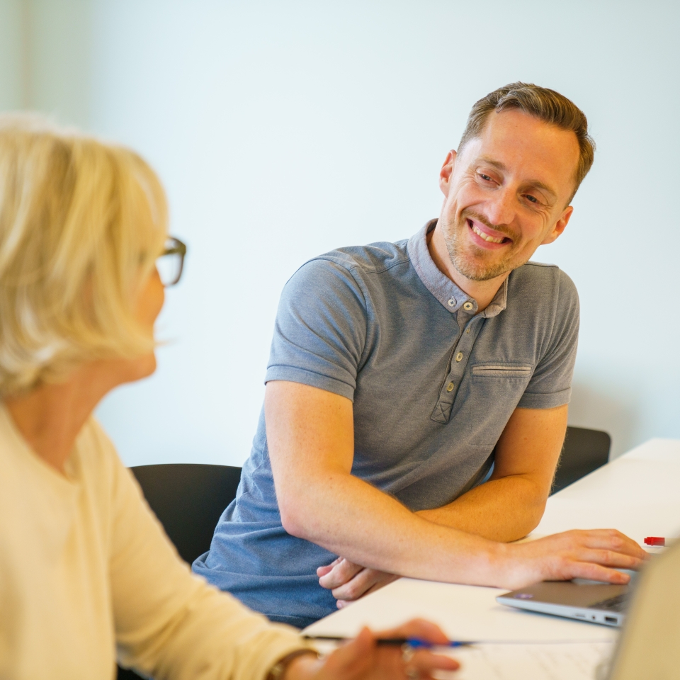 Raadgever in gesprek met een collega